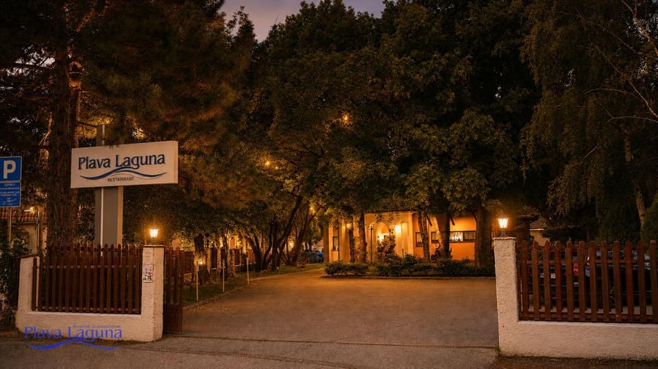Ulaz u dvorište Plave Lagune sa ulice, tabla restorana i parking ispred