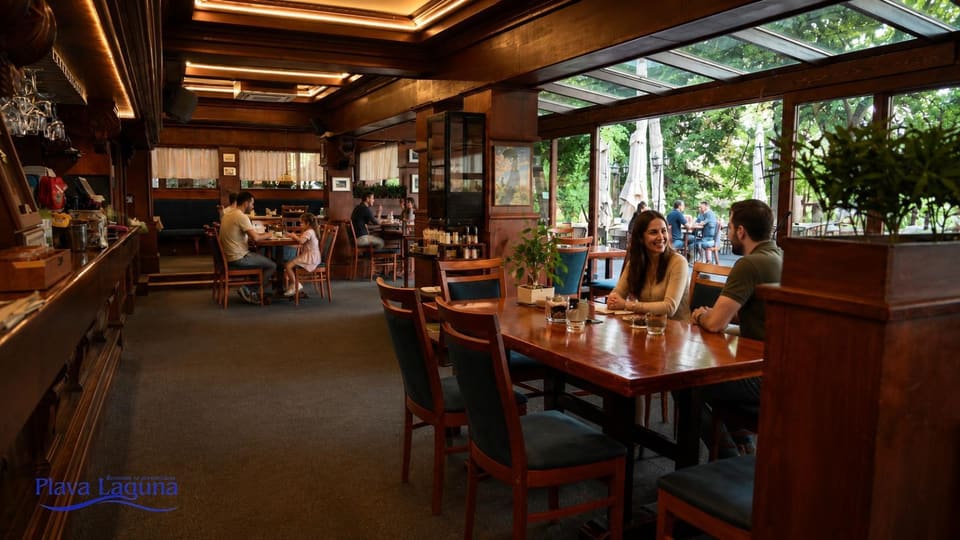 Unutrašnja sala restorana u drvetu, sa staklenom verandom prema terasi