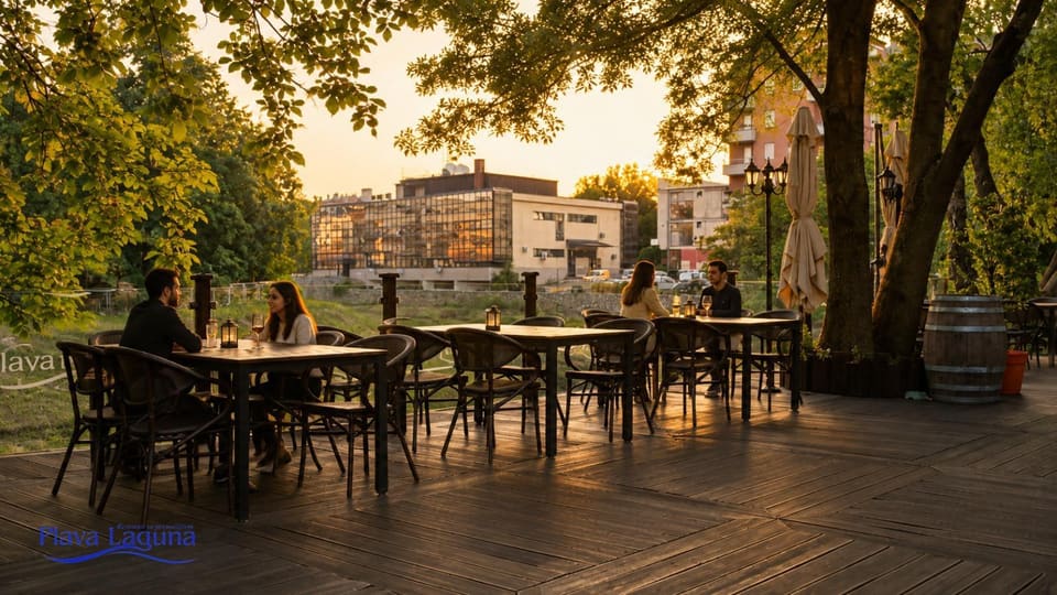 Letnja terasa restorana Plava Laguna u zalazak sunca